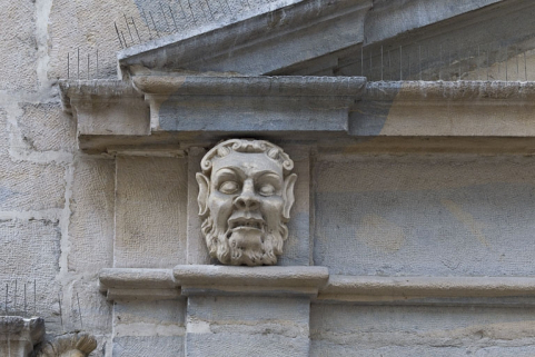 Logis principal, façade sur rue : mascaron gauche ornant le portail. © Région Bourgogne-Franche-Comté, Inventaire du Patrimoine