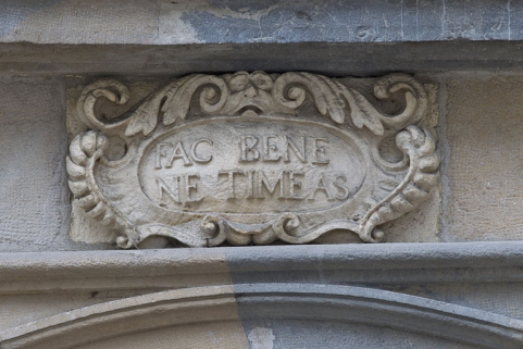 Logis principal, façade sur rue : détail de l'inscription latine ornant le portail. © Région Bourgogne-Franche-Comté, Inventaire du Patrimoine