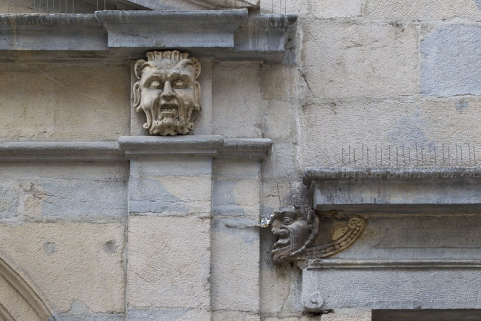 Logis principal, façade sur rue, partie droite, rez-de-chaussée : portail, mascaron droit et mascaron gauche de la première baie. © Région Bourgogne-Franche-Comté, Inventaire du Patrimoine