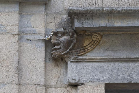 Logis principal, façade sur rue, partie droite, rez-de-chaussée : mascaron gauche de la baie gauche. © Région Bourgogne-Franche-Comté, Inventaire du Patrimoine