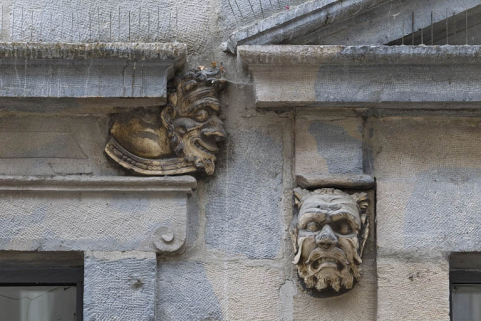 Logis principal, façade sur rue, partie droite, rez-de-chaussée, troisième baie : mascaron droit, et mascaron gauche de la baie centrale. © Région Bourgogne-Franche-Comté, Inventaire du Patrimoine
