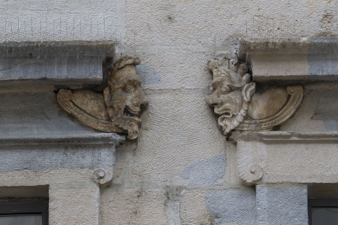 Logis principal, façade sur rue, partie droite, rez-de-chaussée, quatrième et cinquième baies : mascarons gauche et droit. © Région Bourgogne-Franche-Comté, Inventaire du Patrimoine