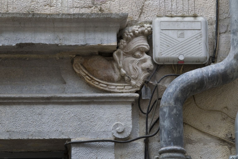 Logis principal, façade sur rue, partie droite, rez-de-chaussée, cinquième baies : mascaron droit. © Région Bourgogne-Franche-Comté, Inventaire du Patrimoine