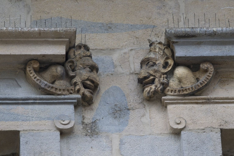 Logis principal, façade sur rue, partie gauche, premier étage, deuxième et troisième baies : mascarons gauche et droit. © Région Bourgogne-Franche-Comté, Inventaire du Patrimoine