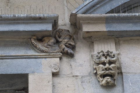 Logis principal, façade sur rue, partie gauche, premier étage, troisième et quatrième baies : mascarons gauche et droit. © Région Bourgogne-Franche-Comté, Inventaire du Patrimoine