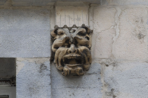Logis principal, façade sur rue, partie gauche, premier étage, quatrième baie : mascaron droit. © Région Bourgogne-Franche-Comté, Inventaire du Patrimoine