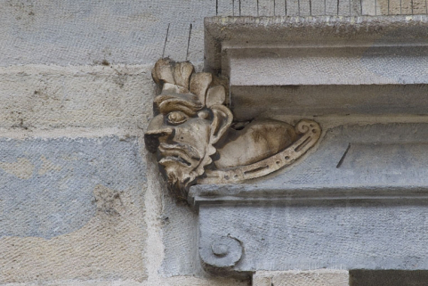 Logis principal, façade sur rue, premier étage, partie droite, fenêtre droite : mascaron gauche. © Région Bourgogne-Franche-Comté, Inventaire du Patrimoine