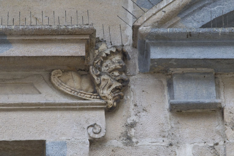 Logis principal, façade sur rue, premier étage, partie droite, fenêtre droite : mascaron droit. © Région Bourgogne-Franche-Comté, Inventaire du Patrimoine