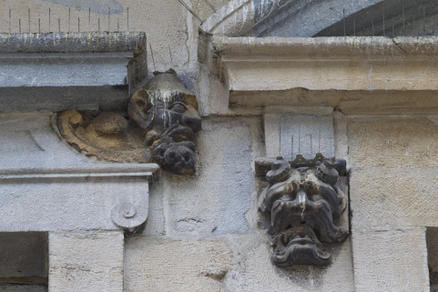 Logis principal, façade sur rue, premier étage, partie droite, quatrième et cinquième fenêtres : mascarons gauche et droit. © Région Bourgogne-Franche-Comté, Inventaire du Patrimoine