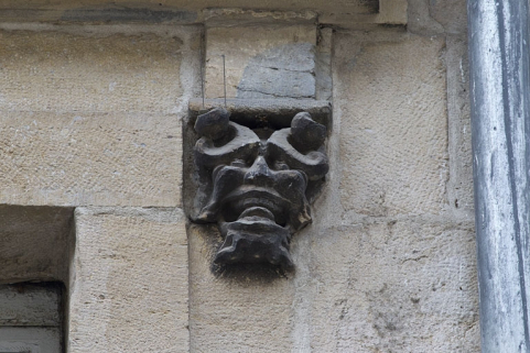 Logis principal, façade sur rue, premier étage, partie droite, cinquième fenêtre : mascaron droit. © Région Bourgogne-Franche-Comté, Inventaire du Patrimoine