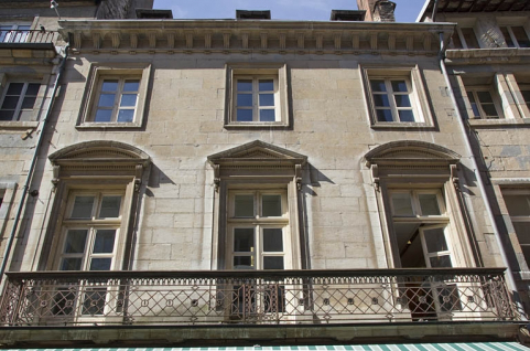 Logis principal, façade sur rue : détail des premier et deuxième étages, de face. © Région Bourgogne-Franche-Comté, Inventaire du Patrimoine
