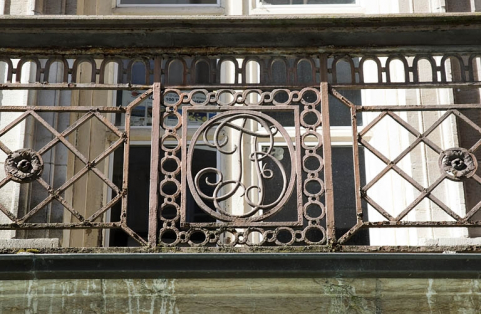 Logis principal, façade sur rue : détail du monogramme du balcon en ferronnerie. © Région Bourgogne-Franche-Comté, Inventaire du Patrimoine