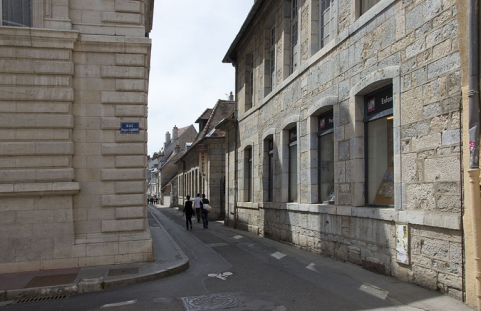 Communs, façade sur rue : vue d'ensemble de trois quarts droit. © Région Bourgogne-Franche-Comté, Inventaire du Patrimoine