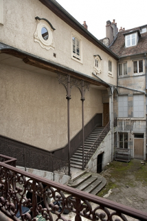 Escalier à cage ouverte sur cour : vue d'ensemble de trois quarts gauche. © Région Bourgogne-Franche-Comté, Inventaire du Patrimoine