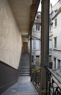 Escalier à cage ouverte sur cour : vue depuis l'intérieur de l'escalier. © Région Bourgogne-Franche-Comté, Inventaire du Patrimoine