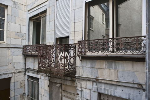 Logis principal, façade postérieure : détail du balcon en ferronnerie, de trois quarts droit. © Région Bourgogne-Franche-Comté, Inventaire du Patrimoine