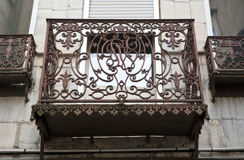 Logis principal, façade postérieure : détail du balcon en ferronnerie, de face. © Région Bourgogne-Franche-Comté, Inventaire du Patrimoine