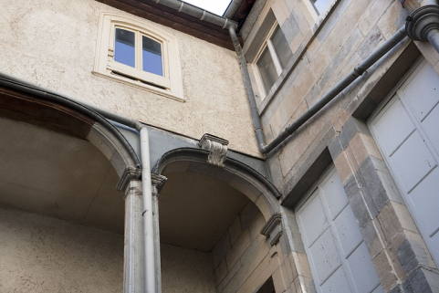 Escalier à cage ouverte sur cour : détail des arcs soutenant la galerie, partie droite. © Région Bourgogne-Franche-Comté, Inventaire du Patrimoine