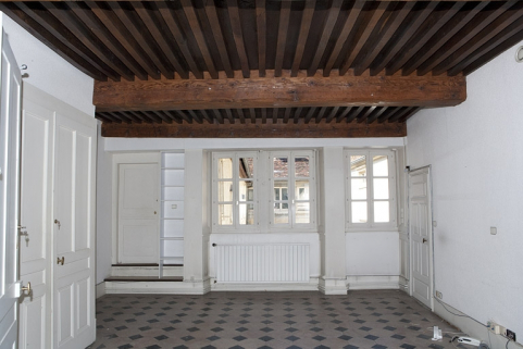 Logis principal, appartement du premier étage : vue de la pièce avec plafond à la française, depuis le fond. © Région Bourgogne-Franche-Comté, Inventaire du Patrimoine