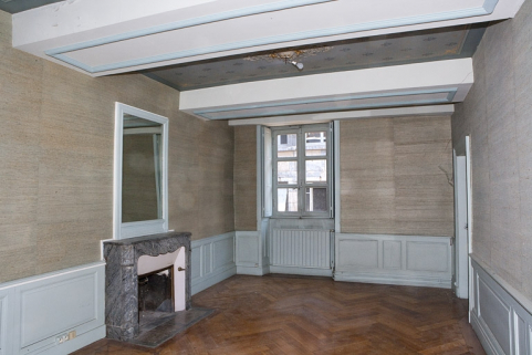 Logis principal, appartement du premier étage : vue d'ensemble d'une pièce sur rue. © Région Bourgogne-Franche-Comté, Inventaire du Patrimoine