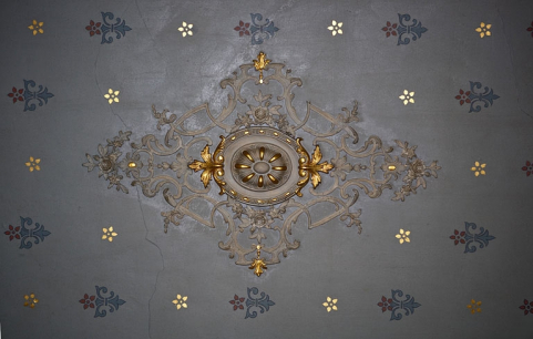 Logis principal, appartement du premier étage, pièce sur rue : détail du décor central du plafond. © Région Bourgogne-Franche-Comté, Inventaire du Patrimoine