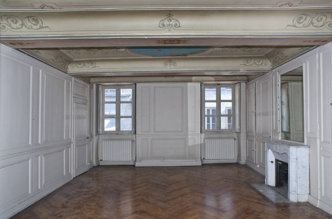 Logis principal, appartement du premier étage, grande pièce sur rue : vue d'ensemble depuis le fond. © Région Bourgogne-Franche-Comté, Inventaire du Patrimoine