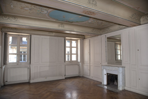 Logis principal, appartement du premier étage, grande pièce sur rue : vue d'ensemble depuis le fond, de trois quarts gauche. © Région Bourgogne-Franche-Comté, Inventaire du Patrimoine