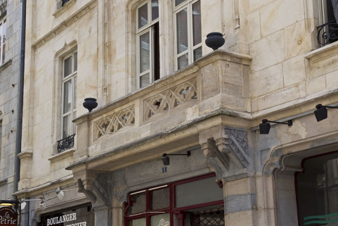 Logis secondaire, façade antérieure : détail du balcon du premier étage, de trois quarts droit. © Région Bourgogne-Franche-Comté, Inventaire du Patrimoine