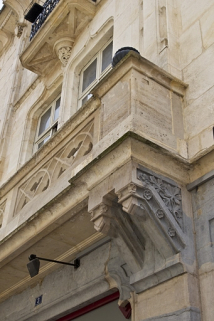 Logis secondaire, façade antérieure, balcon du premier étage, détail du support droit. © Région Bourgogne-Franche-Comté, Inventaire du Patrimoine