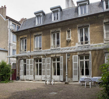 Vue d'ensemble de la façade antérieure, de trois quarts droit. © Région Bourgogne-Franche-Comté, Inventaire du Patrimoine