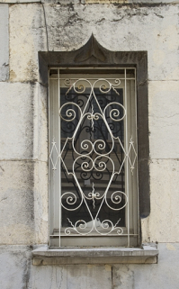 Logis principal, façade sur rue : détail de la ferronnerie d'une fenêtre. © Région Bourgogne-Franche-Comté, Inventaire du Patrimoine