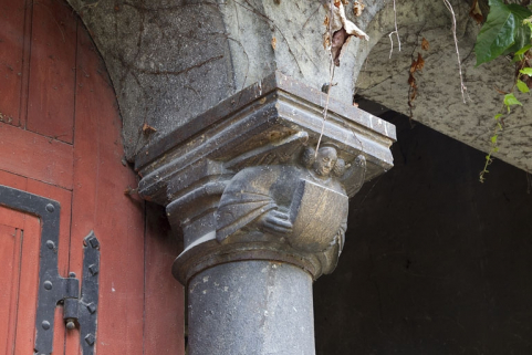 Bâtiment des remises, détail d'un chapiteau : ange portant un écu, de trois quarts gauche. © Région Bourgogne-Franche-Comté, Inventaire du Patrimoine