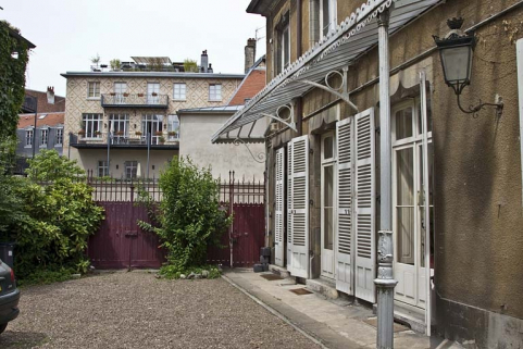 Vue de la cour depuis le fond de la parcelle : de trois quart gauche. © Région Bourgogne-Franche-Comté, Inventaire du Patrimoine