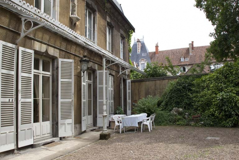 Logis principal, façade antérieure : de trois quart droit. © Région Bourgogne-Franche-Comté, Inventaire du Patrimoine
