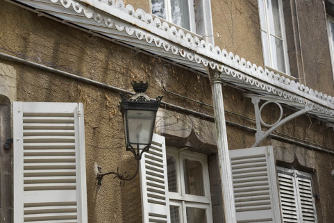 Logis principal, façade antérieure : détail du bec de gaz. © Région Bourgogne-Franche-Comté, Inventaire du Patrimoine