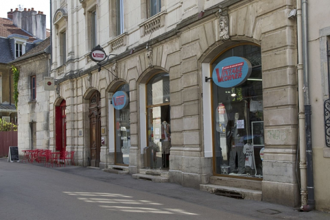 Logis principal, façade sur rue : détail du rez-de-chaussée, de trois quarts droit. © Région Bourgogne-Franche-Comté, Inventaire du Patrimoine