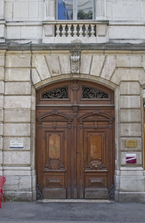 Logis principal, façade sur rue : détail du portail d'entrée. © Région Bourgogne-Franche-Comté, Inventaire du Patrimoine
