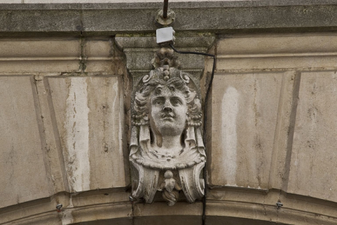 Logis principal, façade sur rue, décor des arcades boutiquières : détail d'une tête de femme. © Région Bourgogne-Franche-Comté, Inventaire du Patrimoine
