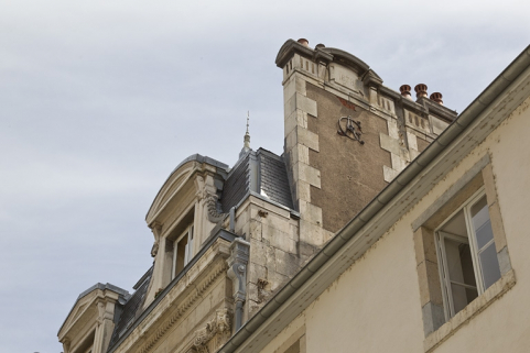 Logis principal, cheminée droite : détail du monogramme. © Région Bourgogne-Franche-Comté, Inventaire du Patrimoine