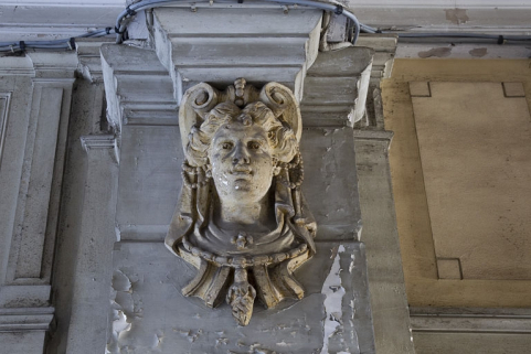 Logis principal, passage cocher, décor : tête de femme. © Région Bourgogne-Franche-Comté, Inventaire du Patrimoine