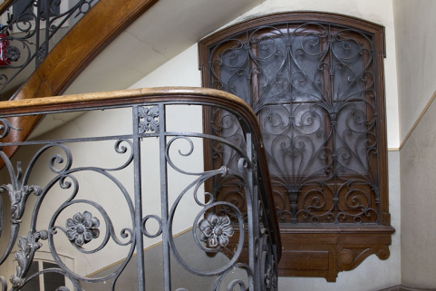 Logis principal, cage de l'escalier dans oeuvre : détail de la grille devant une fenêtre. © Région Bourgogne-Franche-Comté, Inventaire du Patrimoine