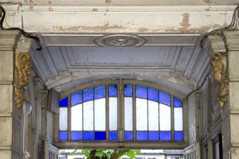 Logis principal, passage cocher : portail côté cour, partie supérieure. © Région Bourgogne-Franche-Comté, Inventaire du Patrimoine