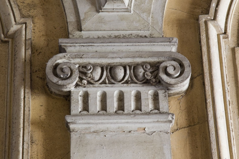 Logis principal, passage cocher : détail du décor, chapiteau ionique. © Région Bourgogne-Franche-Comté, Inventaire du Patrimoine