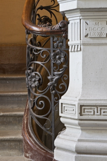 Logis principal, départ de l'escalier dans oeuvre : détail de la rampe en ferronnerie. © Région Bourgogne-Franche-Comté, Inventaire du Patrimoine