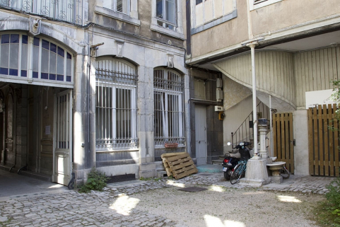 Logis principal, façade postérieure : fenêtres du rez-de-chaussée, à gauche du portail. © Région Bourgogne-Franche-Comté, Inventaire du Patrimoine