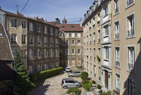 Vue d'ensemble des logis depuis le fond de la cour. © Région Bourgogne-Franche-Comté, Inventaire du Patrimoine