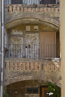 Galeries superposées entre le logis secondaire gauche et le logis principal : détail de la galerie du deuxième étage. © Région Bourgogne-Franche-Comté, Inventaire du Patrimoine