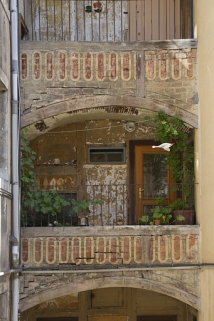 Galeries superposées entre le logis secondaire gauche et le logis principal : détail de la galerie du premier étage. © Région Bourgogne-Franche-Comté, Inventaire du Patrimoine