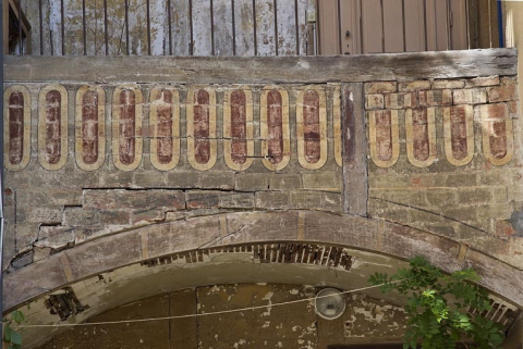 Galeries superposées entre le logis secondaire gauche et le logis principal : détail d'un décor peint. © Région Bourgogne-Franche-Comté, Inventaire du Patrimoine