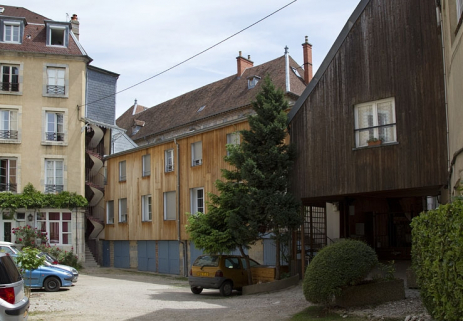 Vue du logis secondaire situé au fond de la cour, de trois quarts droit. © Région Bourgogne-Franche-Comté, Inventaire du Patrimoine